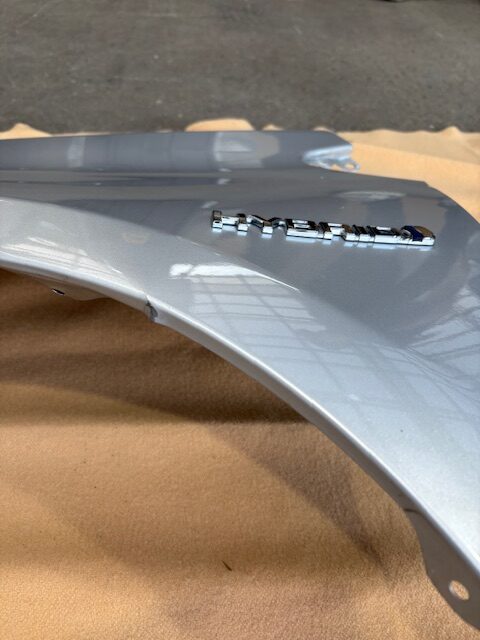 トヨタ アクア中期 左フェンダー カラー1F7 - 画像 (3)